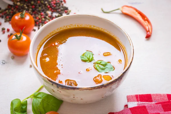 Tomatsoppa med kött i en vit skål på en vit trä ba — Stockfoto