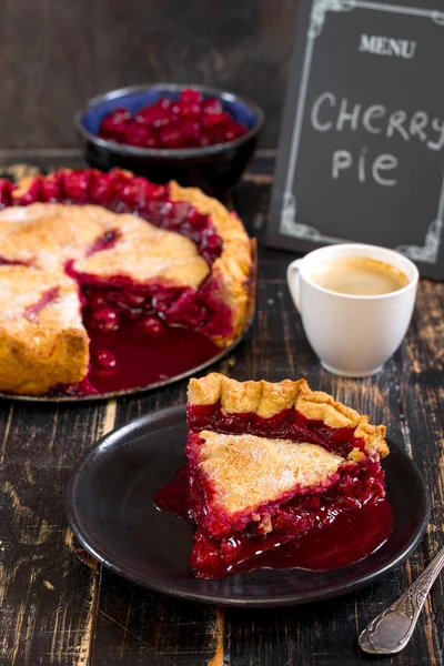 Tarta de cereza, taza de café y pizarra de menú — Foto de Stock