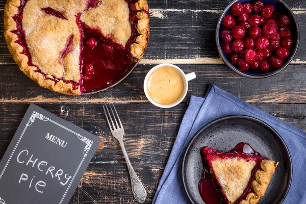 樱桃馅饼，杯咖啡和菜单黑板 — 图库照片