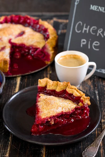 Tarta de cereza, taza de café y pizarra de menú — Foto de Stock