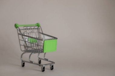 Beyaz arka planda market arabası. Beyaz arka planda boş mini market arabası.