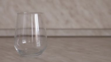 Şeffaf bir bardağı yukarıdan gelen bir su akışıyla doldurmak.