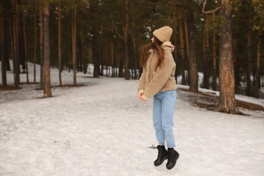 Kahverengi elbiseli bir kız ormana atlıyor. Kadın baharda sevinir. Doğada olmanın mutluluğu. Kız iplere uzandı ve ayağa fırladı..