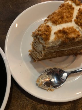 Bir dilim kek ve pastayla lekelenmiş bir kaşık..