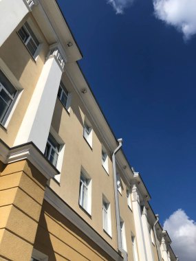 Mavi gökyüzüne karşı Sovyet binası, Rusya Altai bölgesi, Barnaul 20.04.2021