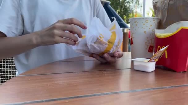 Barnaul Russia August 2021 Man Eats Cheeseburger Mcdonald Young Man — Stock Video