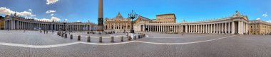Roma 'daki St. Peter Meydanı' ndan Panorama. Aziz Peter Meydanı (Piazza San Pietro) Vatikan 'ın bir parçasıdır..