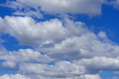 Güzel, kabarık, beyaz bulutlu mavi gökyüzü