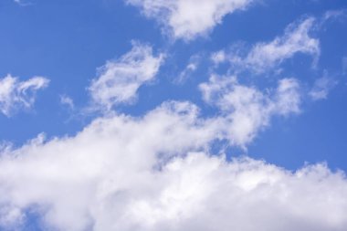 Güzel, kabarık, beyaz bulutlu mavi gökyüzü