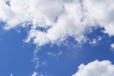 Güzel, kabarık, beyaz bulutlu mavi gökyüzü