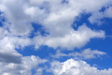 Güzel, kabarık, beyaz bulutlu mavi gökyüzü