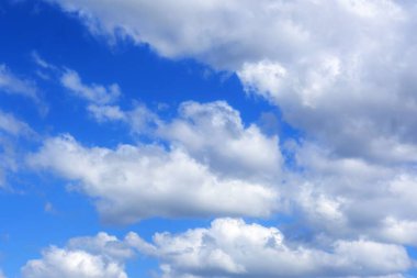 Güzel yaz gökyüzü parlak kümülüs bulutlarıyla