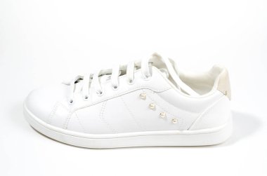 Beyaz arka planda izole edilmiş beyaz spor ayakkabılar.