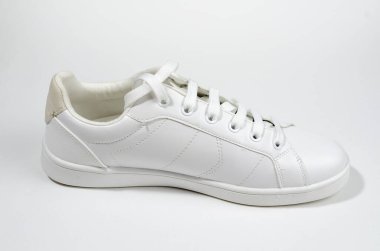 Beyaz arka planda izole edilmiş beyaz spor ayakkabılar.