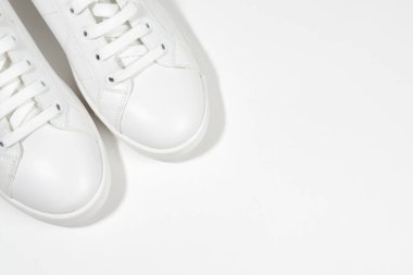 Beyaz arka planda izole edilmiş beyaz spor ayakkabılar.