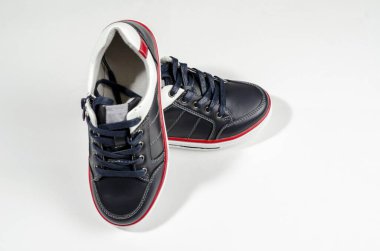 Beyaz arka planda izole edilmiş beyaz tabanlı siyah spor ayakkabılar..