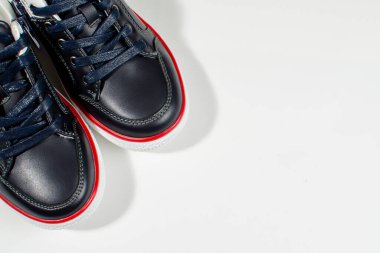 Beyaz arka planda izole edilmiş beyaz tabanlı siyah spor ayakkabılar..