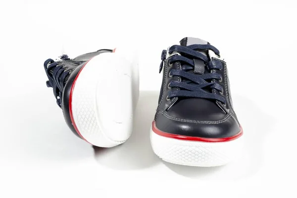 Zapatillas Negras Con Suelas Blancas Aisladas Sobre Fondo Blanco —  Fotos de Stock