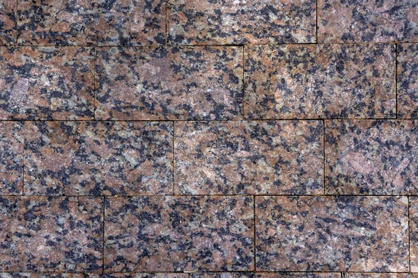 Parktaki kaldırımın dokusu granit kiremitlerle kaplıydı.