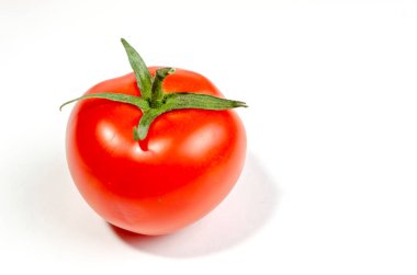 Beyaz zemin üzerinde izole edilmiş taze büyük domates