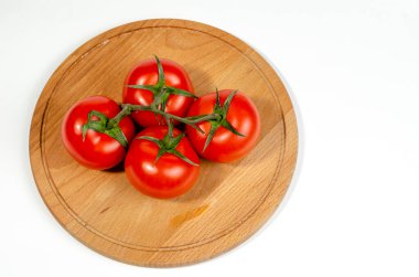 Kiraz domatesleri, tahta kesme tahtasının üzerinde. yakın plan