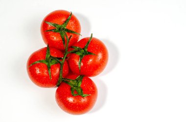 Beyaz arka planda nemli birkaç kırmızı domates grubu izole edildi.