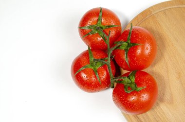 Kiraz domatesleri, nemli birkaç parça, yakın plan.