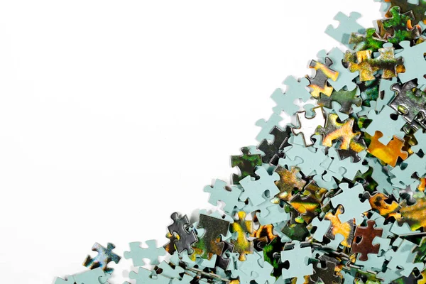 Çok renkli bir yapbozun parçaları kaotik bir şekilde büyük bir yığın içinde yatıyor.