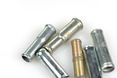 Çeşitli metal tüpler, yakın plan.