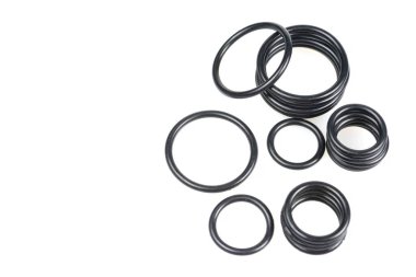 Beyaz arkaplanda kauçuk contalar.