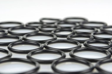 Beyaz arkaplanda siyah halkalar ve contaların arkaplanı