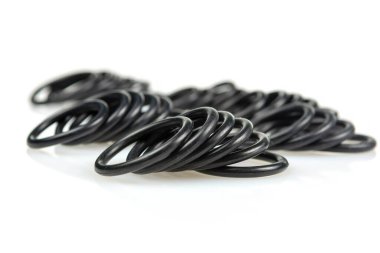 Siyah halkalar ve contalar beyaz arkaplanda