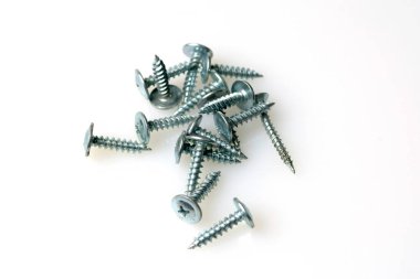 Beyaz arkaplandaki parçaları bağlamak için metal galvanize vida