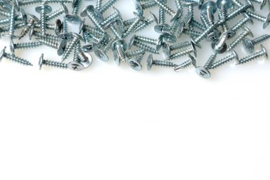 Beyaz arkaplandaki metal vidaların soyut arkaplanı