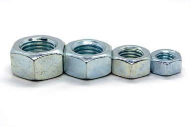 bir satırda birkaç metal fındık yüklendi