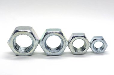 bir satırda birkaç metal fındık yüklendi