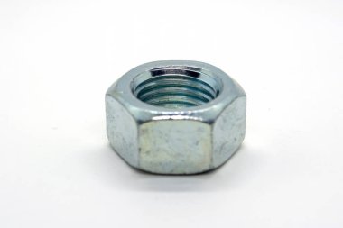 Bir metal ceviz beyaz arka plana yakın