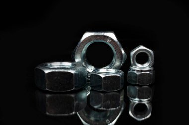 Beyaz arka planda birkaç metal ceviz var.