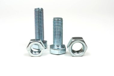 Gümüş metalden yapılmış birkaç cıvata ve fındık.