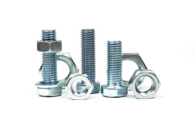 Gümüş metalden yapılmış birkaç cıvata ve fındık.