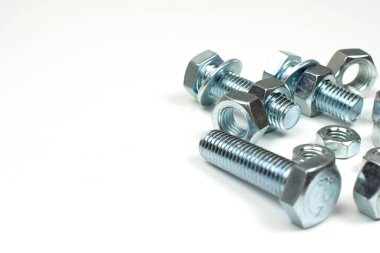 Metal civatalar ve fındıklar beyaz arkaplanda kopyalama alanı ile