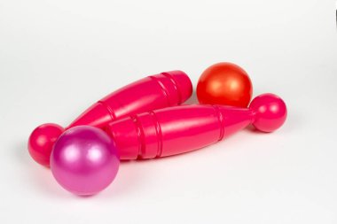 Beyaz arkaplandaki çocuklar için plastik figürler