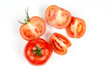 Büyük kırmızı domatesler ve küçük dilimler.