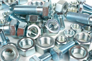 Metal bağlayıcılara yakın çekim. Sürgüler ve fındıklar