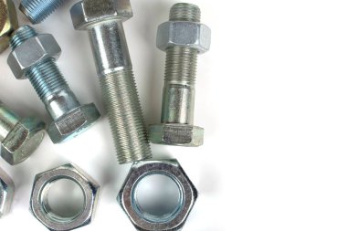 Beyaz arka planda farklı boyutlarda metal cıvatalar