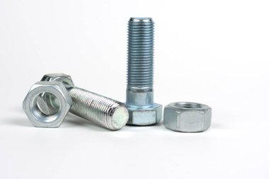 Masanın üzerinde büyük gümüş metal cıvatalar var.