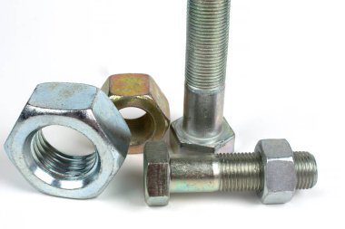 Masanın üzerinde büyük gümüş metal cıvatalar var.