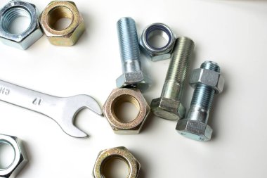 Sürgüler ve somunlar ingiliz anahtarıyla kaba bir planda