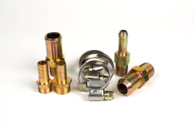 Boru hattı tamiri için farklı çapta metal tüpler ve kıskaçlar