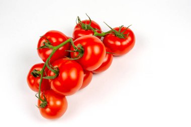 Beyaz arkaplan görünümünde izole edilmiş kiraz domatesleri